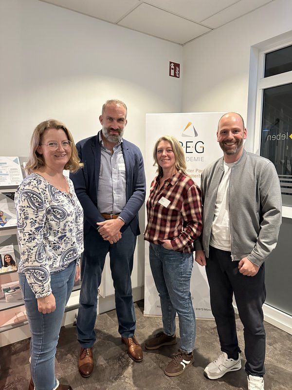 Unser Akademieleiter, Julian-Anselm Bayer, mit Dr. med. Sebastian Dango Unser Akademieleiter, Julian-Anselm Bayer, mit Dr. med. Sebastian Dango