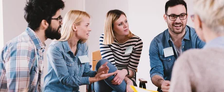 PEG Akademie - Menschen besprechen sich in einem Kreis